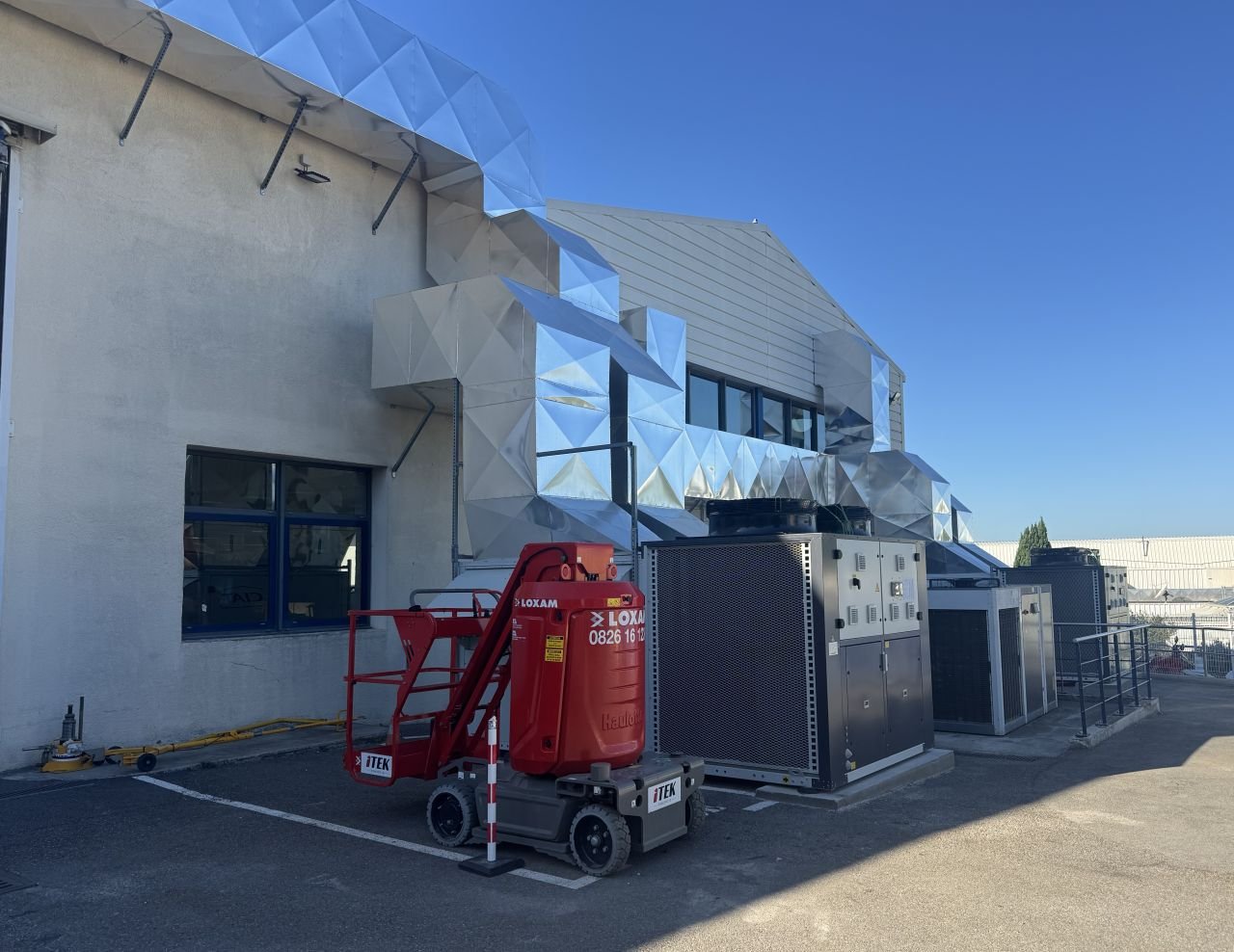 Équipements CVC installés sur un bâtiment industriel pendant le chantier de Marignane