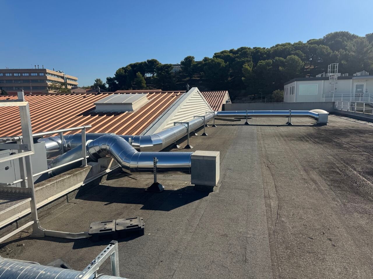 Réseau de ventilation métallique installé en toiture